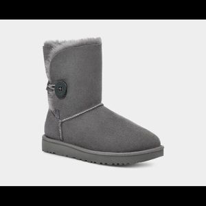 UGG - LIKE NEW Bailey Button Short Boot - Gray - Size 8